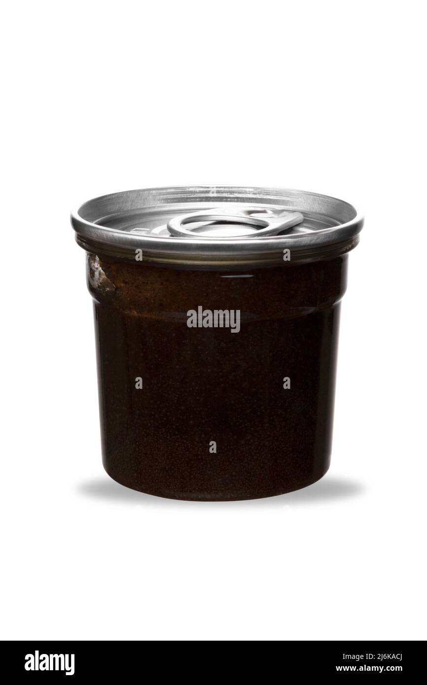 scrub al caffè marrone in vaso trasparente con coperchio in metallo su sfondo bianco isolato Foto Stock