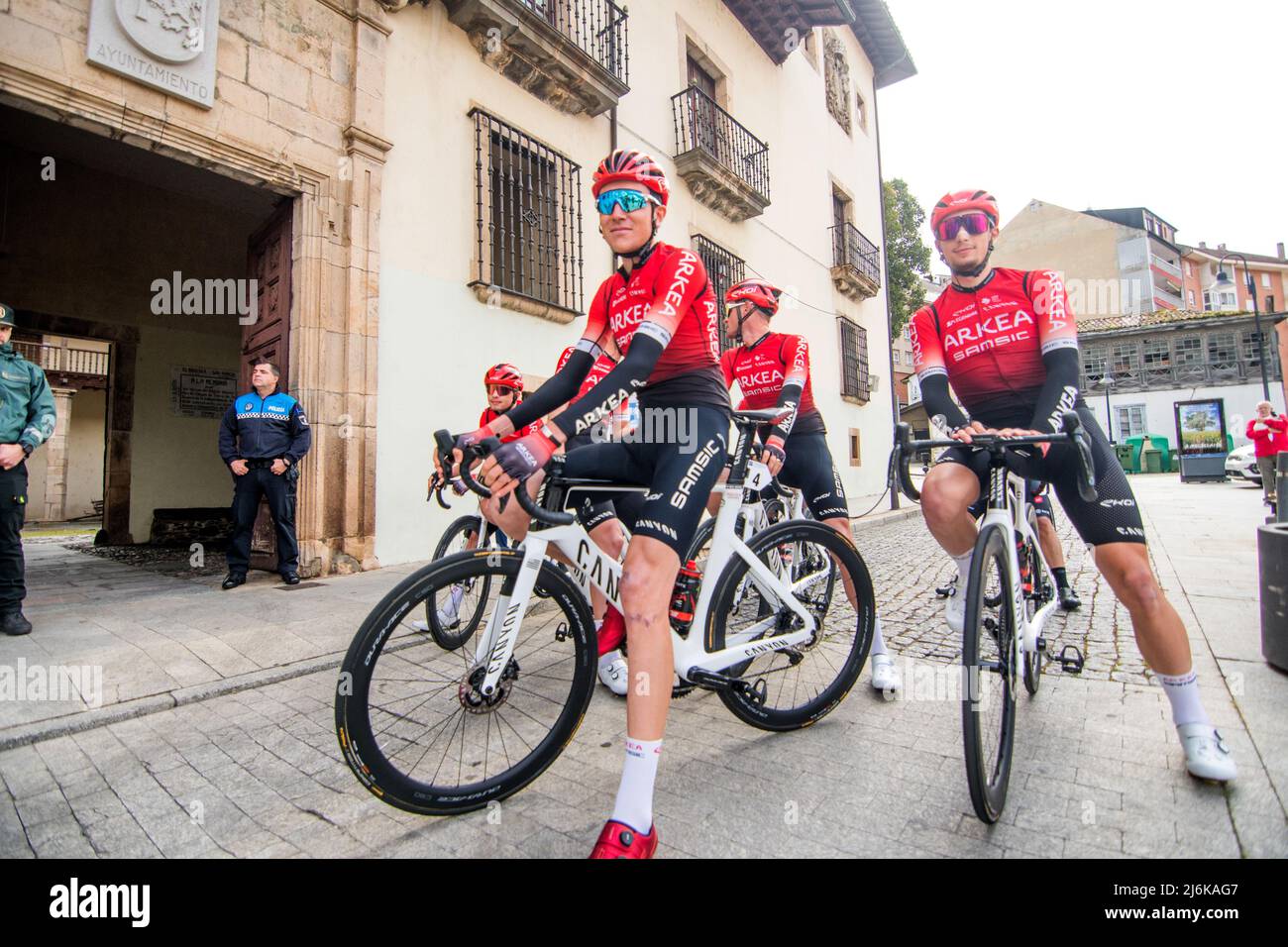 Narcea, Spagna. 1st maggio 2022. Ciclisti del Team Arkea - Samsic dopo lo start della 3rd tappa della gara ciclistica 'Vuelta a Asturias' (Tour di Asturi Foto Stock