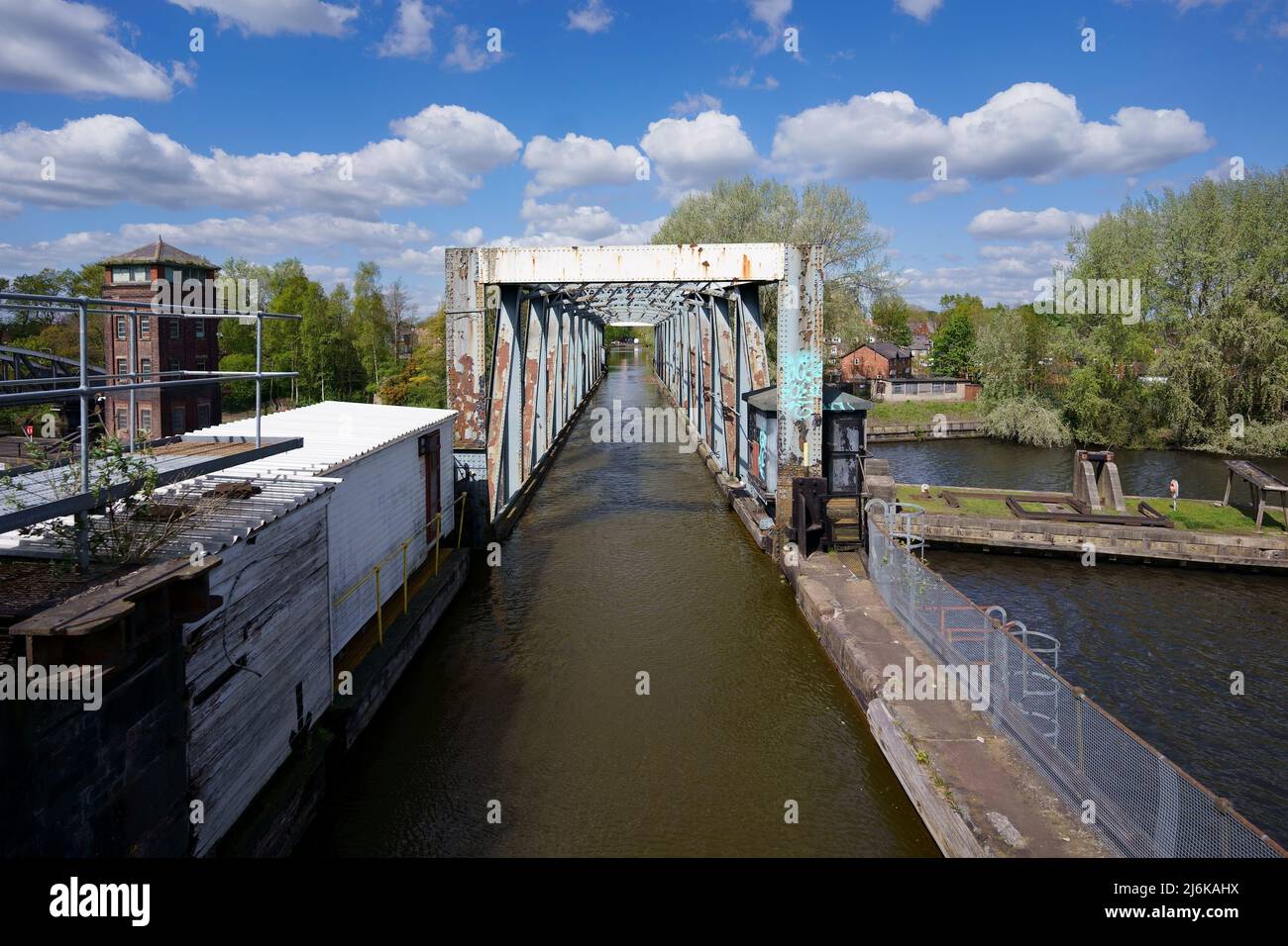 Barton Swing Aqueduct a Barton upon Irwell, Greater Manchester, Inghilterra. Prende il canale Bridgewater sopra il canale della nave di Manchester. Foto Stock