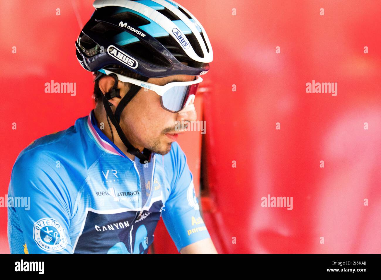 Oviedo, Spagna. 1st maggio 2022. Ivan Ramiro Sosa (Movistar tema) come vincitore della gara ciclistica 'Vuelta a Asturias' (Tour delle Asturie) tra Cangas d Foto Stock