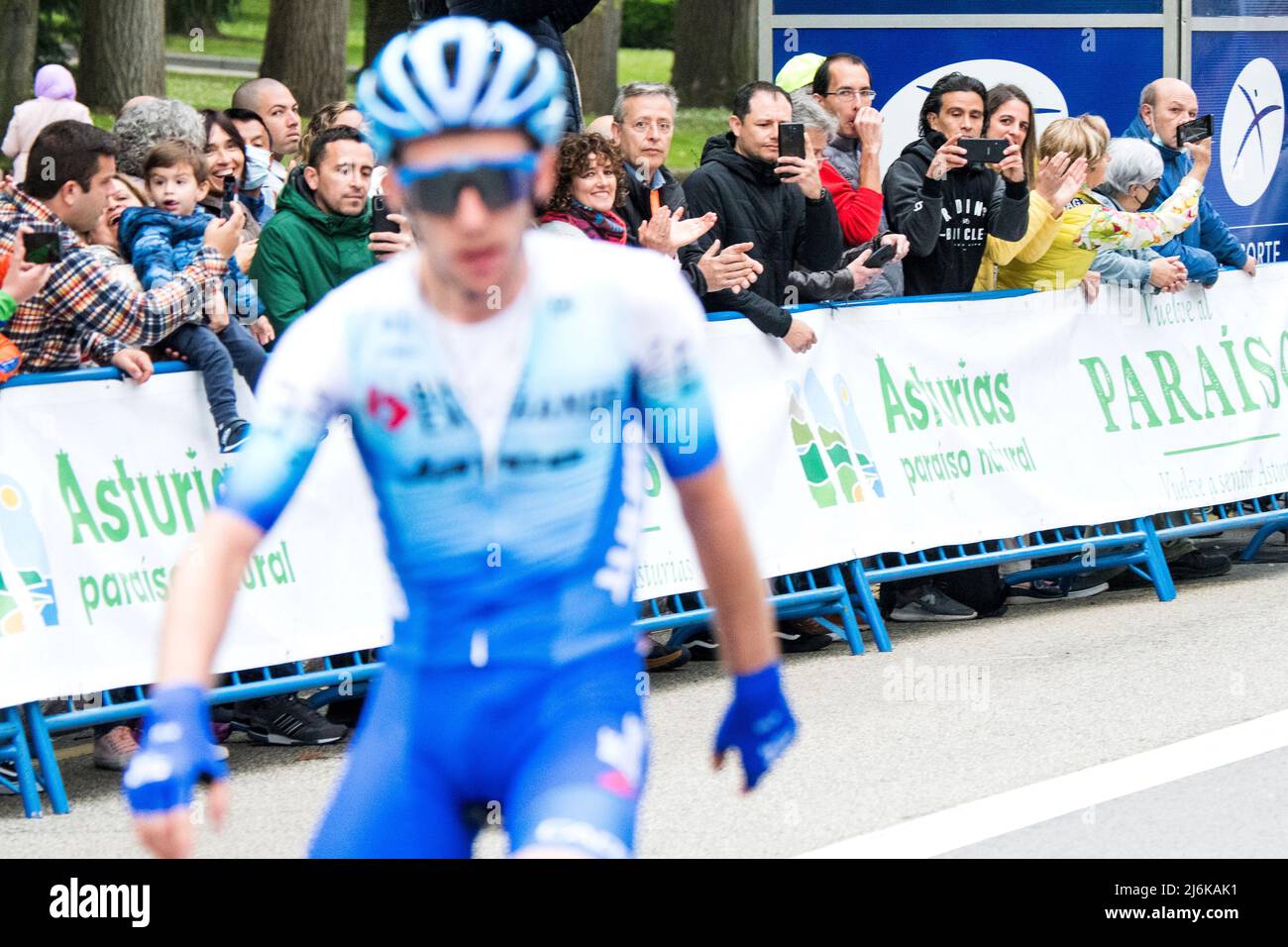 Oviedo, Spagna. 1st maggio 2022. Simon Yates (Team BikeExchange - Jayco) vince la 3rd tappa della gara ciclistica 'Vuelta a Asturias' (Tour delle Asturie) BE Foto Stock