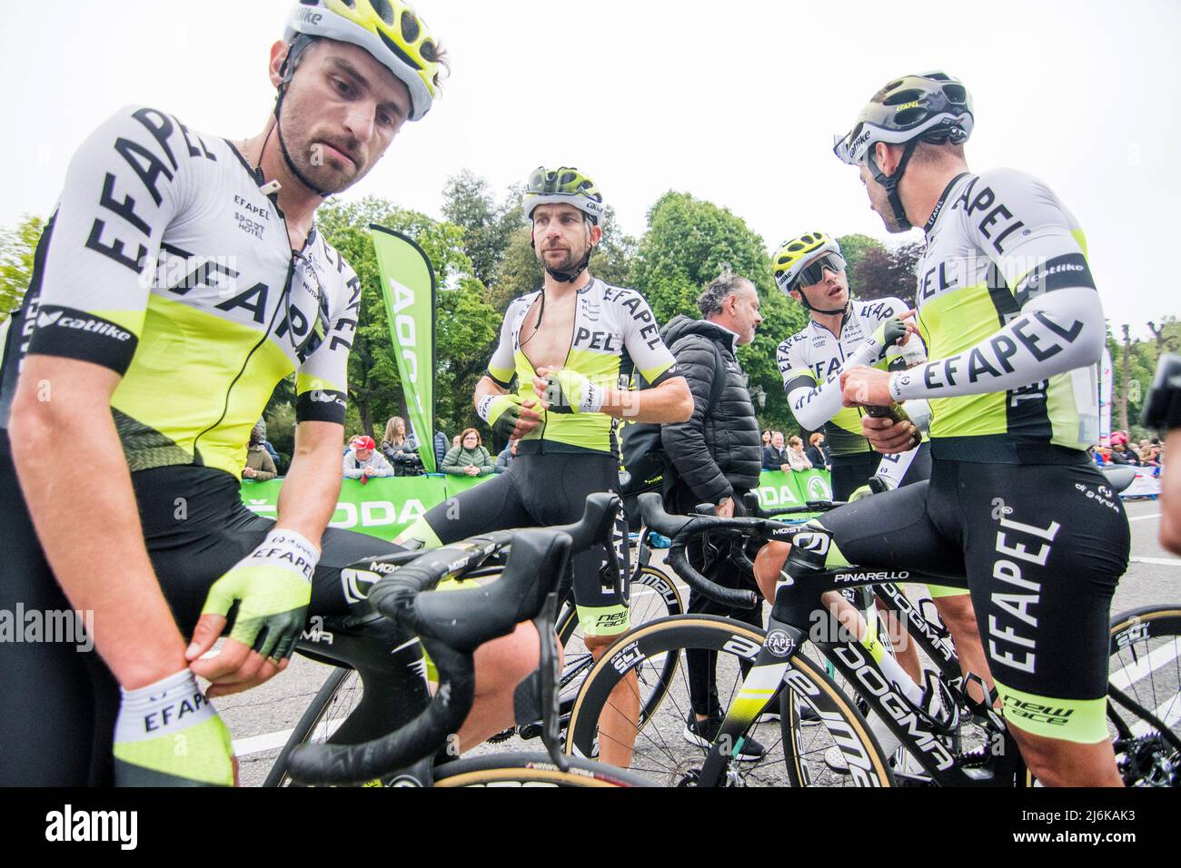 Oviedo, Spagna. 1st maggio 2022. Ciclisti del Team Efapel Cycing) prima della 3rd tappa della gara ciclistica 'Vuelta a Asturias' (Tour delle Asturie) tra Foto Stock