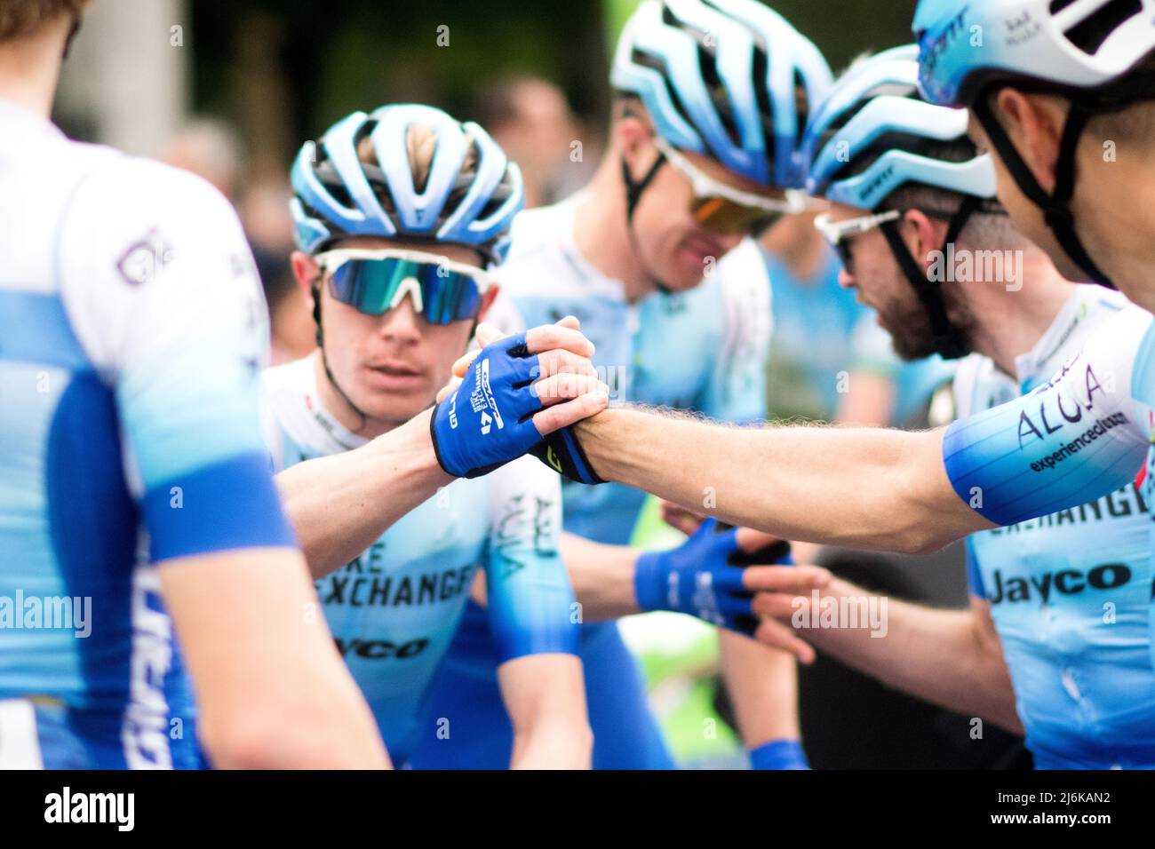 Oviedo, Spagna. 1st maggio 2022. Ciclisti del Team BikeExchange - Jayco prima della tappa 3rd della gara ciclistica 'Vuelta a Asturias' (Tour delle Asturie) Be Foto Stock