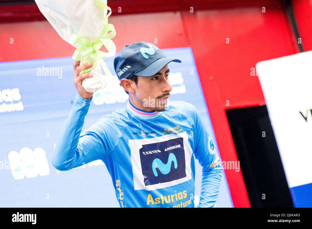 Oviedo, Spagna. 1st maggio 2022. Ivan Ramiro Sosa (Movistar Team) sul podio ike vincitore della gara ciclistica 'Vuelta a Asturias' (Tour delle Asturie) scommessa Foto Stock
