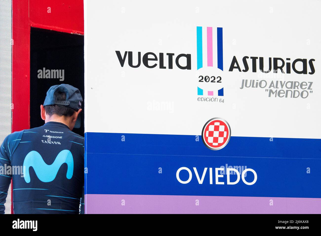 Oviedo, Spagna. 1st maggio 2022. Ivan Ramiro Sosa (Movistar Team) sul podio ike vincitore della gara ciclistica 'Vuelta a Asturias' (Tour delle Asturie) scommessa Foto Stock