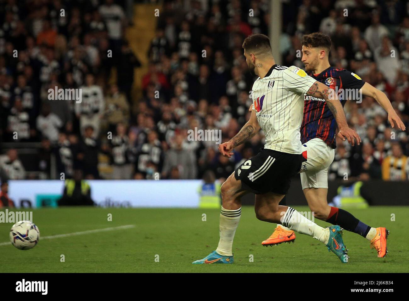 Londra, Regno Unito. 2nd maggio 2022. Aleksandar Mitrovic di Fulham segna la sua squadra 7th gol. EFL Skybet Championship Match, Fulham / Luton Town at Craven Cottage a Londra lunedì 2nd maggio 2022. Questa immagine può essere utilizzata solo per scopi editoriali. Solo per uso editoriale, licenza richiesta per uso commerciale. Nessun uso in scommesse, giochi o un singolo club / campionato / giocatori pubblicazioni. pic di Steffan Bowen / Andrew Orchard sport fotografia / Alamy Live news Foto Stock