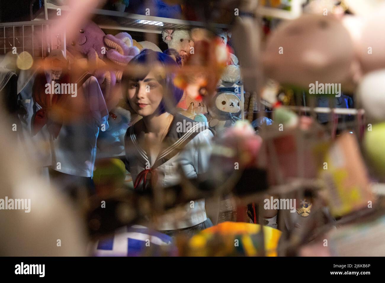 Mosca, Russia. 2nd maggio, 2022.girl vende giocattoli e vestiti nello stile di anime giapponesi su un sito del Festival della Fiction, Cinema e Scienza 'Starcon 2022' a Mosca, Russia Foto Stock