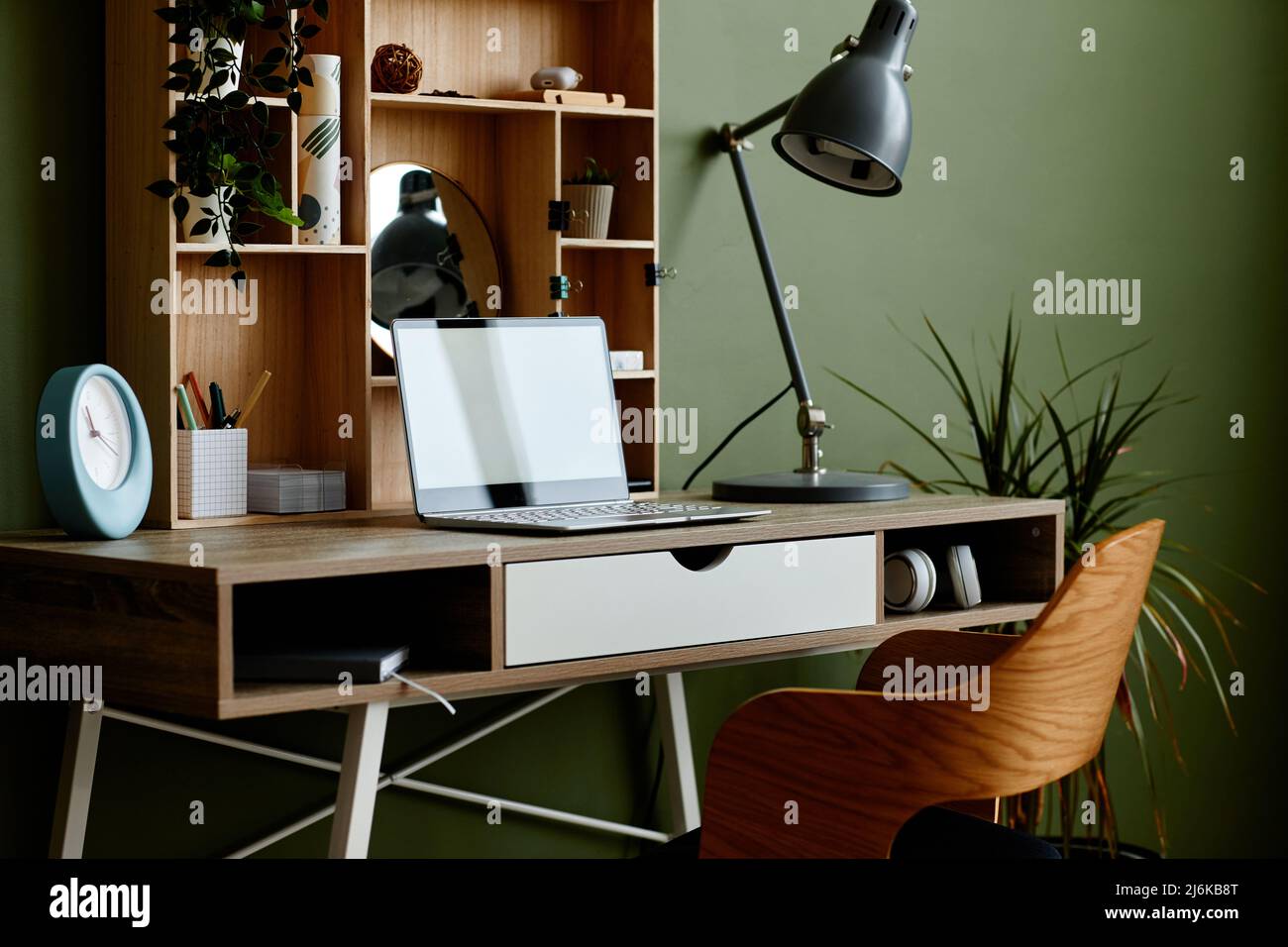 Immagine di sfondo di un ambiente di lavoro eco-domestico decorato da piante d'abitazione verdi Foto Stock
