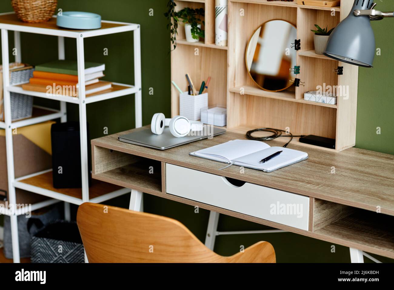 Immagine di sfondo di un ambiente di lavoro domestico occupato con tavolo in legno e notebook configurati per lo studio, spazio per la copia Foto Stock