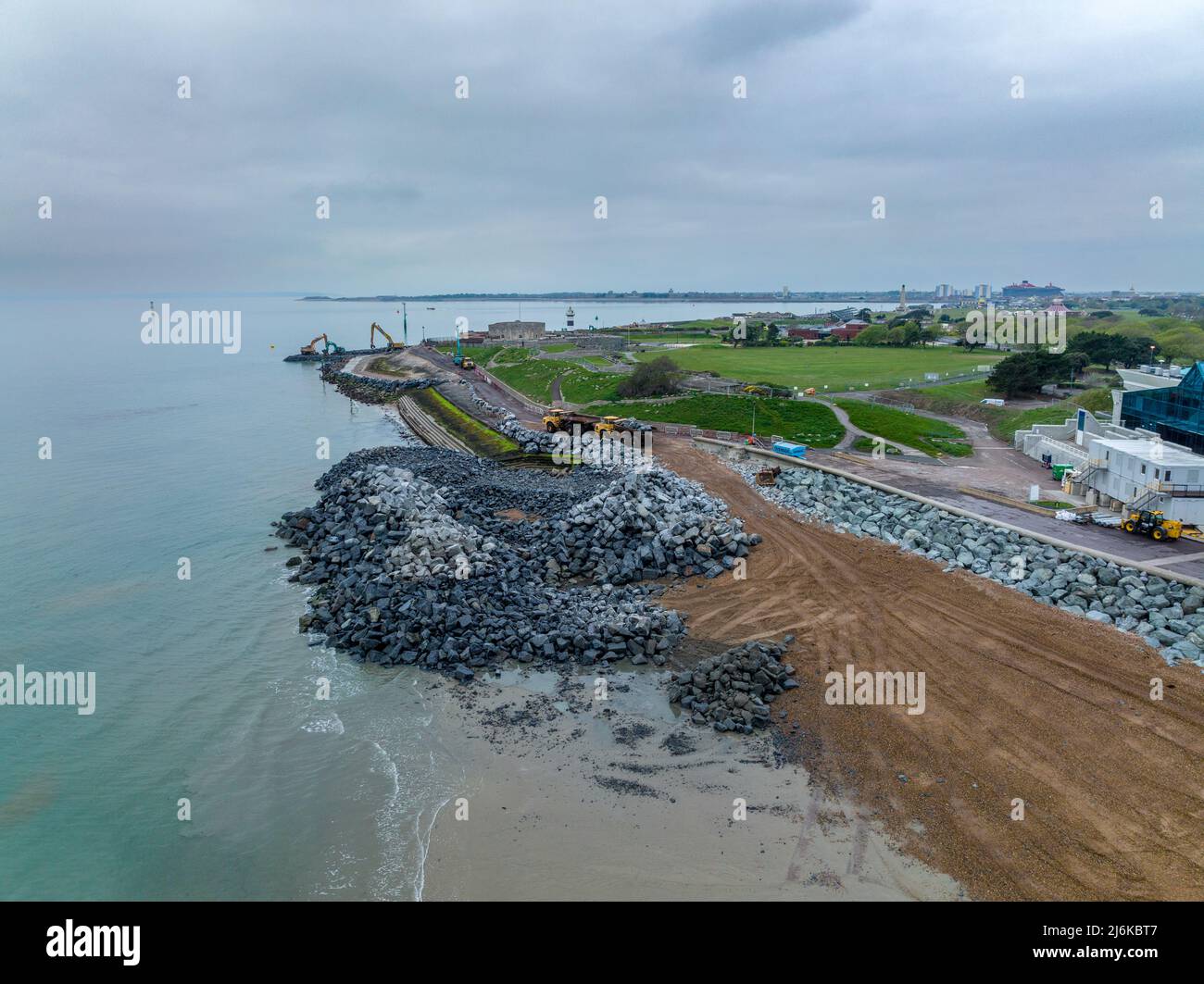Il Southsea Coastal Scheme è il più grande progetto di difesa costiera condotto dalle autorità locali del Regno Unito, per un valore superiore a 100m sterline. Si allunga per il 4,5km. Foto Stock