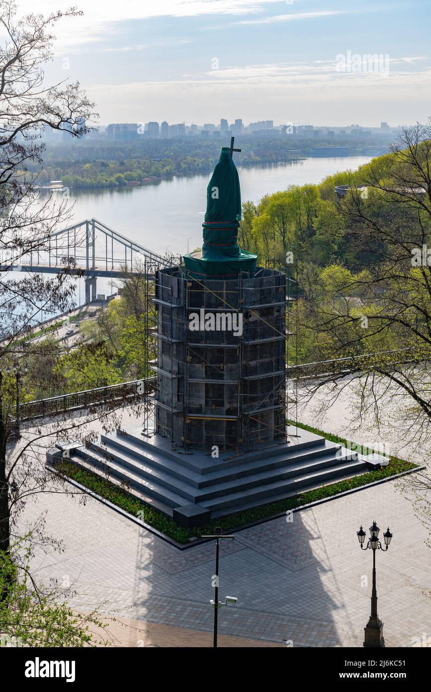 Il monumento al principe Volodymyr sul colle Volodymyrska è chiuso con una struttura protettiva in metallo Foto Stock