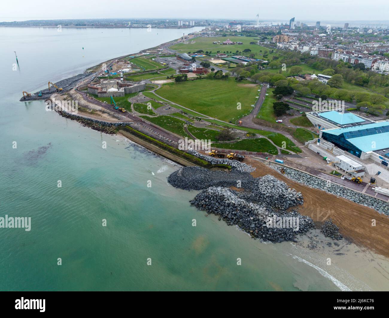 Il Southsea Coastal Scheme è il più grande progetto di difesa costiera condotto dalle autorità locali del Regno Unito, per un valore superiore a 100m sterline. Si allunga per il 4,5km. Foto Stock