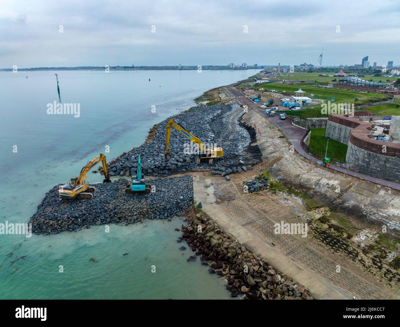 Il Southsea Coastal Scheme è il più grande progetto di difesa costiera condotto dalle autorità locali del Regno Unito, per un valore superiore a 100m sterline. Si allunga per il 4,5km. Foto Stock