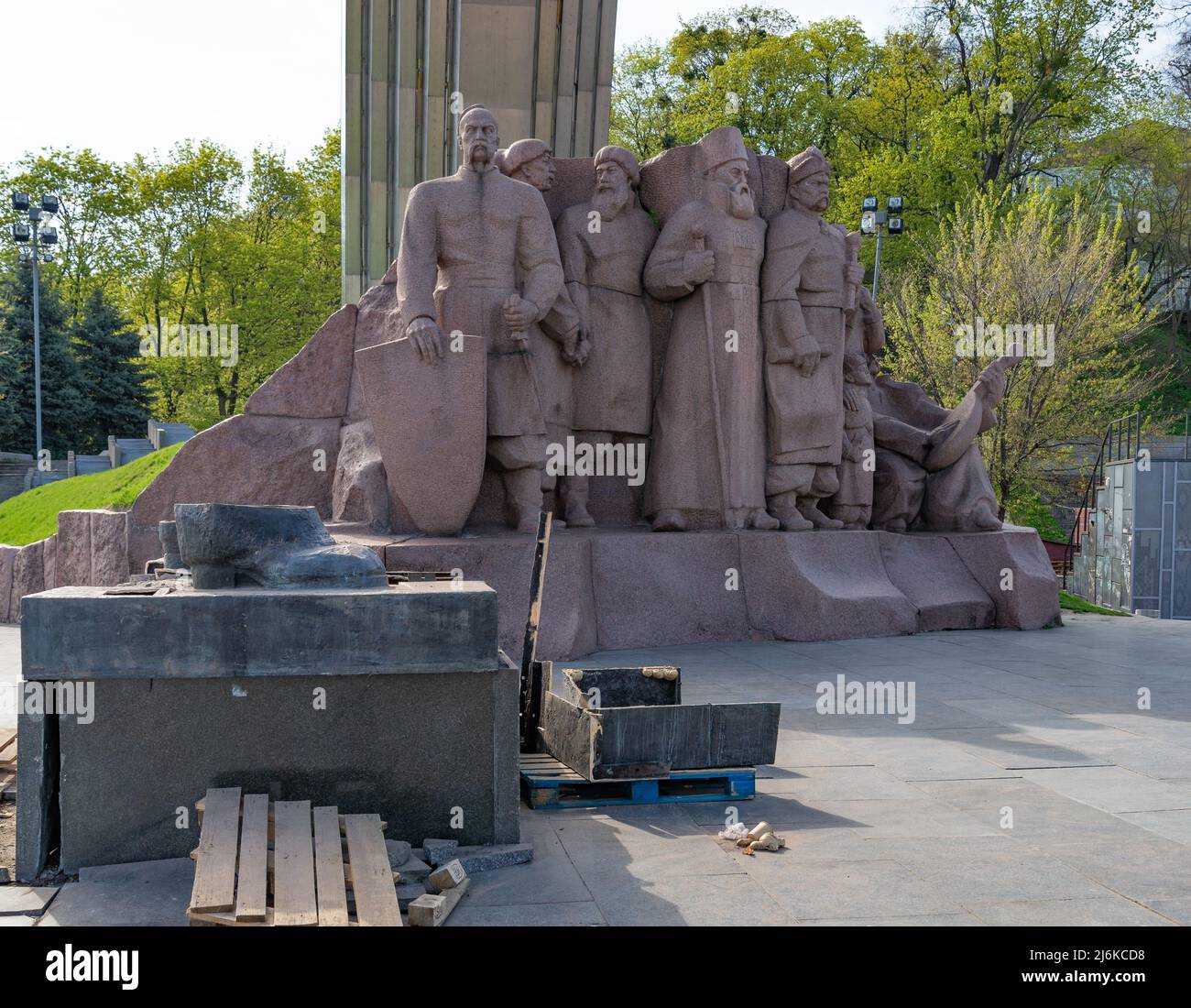 Parzialmente distrutto monumento vicino Arco di amicizia dei popoli Kyiv Ucraina guerra Foto Stock