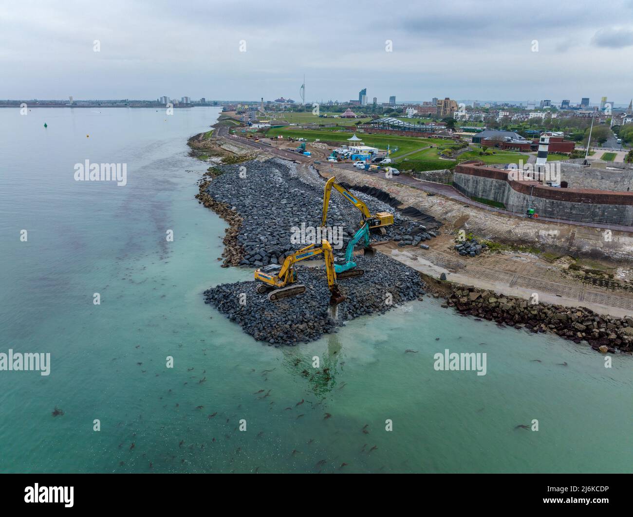 Il Southsea Coastal Scheme è il più grande progetto di difesa costiera condotto dalle autorità locali del Regno Unito, per un valore superiore a 100m sterline. Si allunga per il 4,5km. Foto Stock