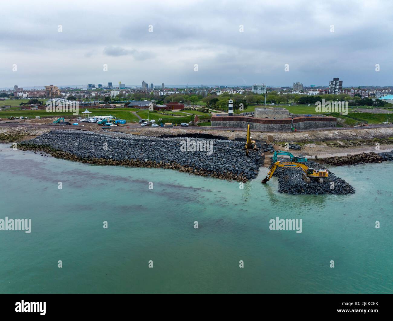 Il Southsea Coastal Scheme è il più grande progetto di difesa costiera condotto dalle autorità locali del Regno Unito, per un valore superiore a 100m sterline. Si allunga per il 4,5km. Foto Stock