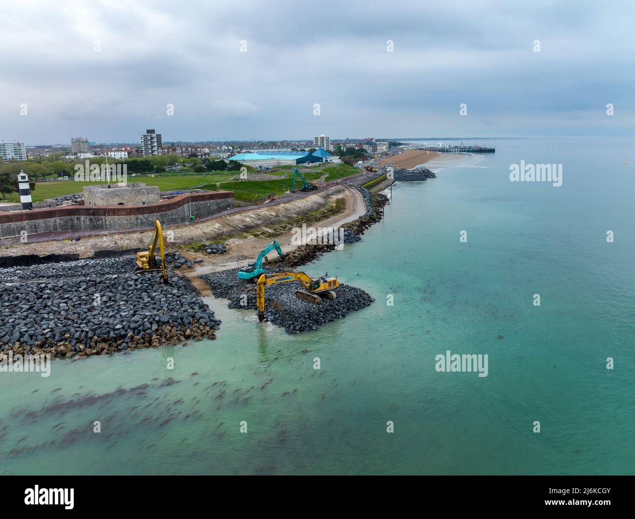 Il Southsea Coastal Scheme è il più grande progetto di difesa costiera condotto dalle autorità locali del Regno Unito, per un valore superiore a 100m sterline. Si allunga per il 4,5km. Foto Stock