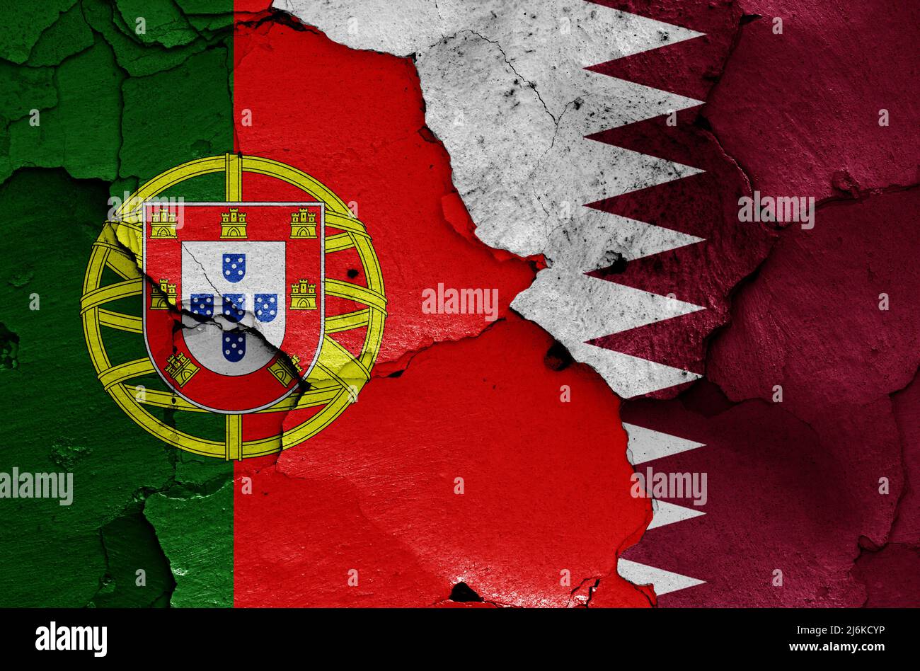Bandiere del Portogallo e del Qatar dipinte su muro incrinato Foto Stock