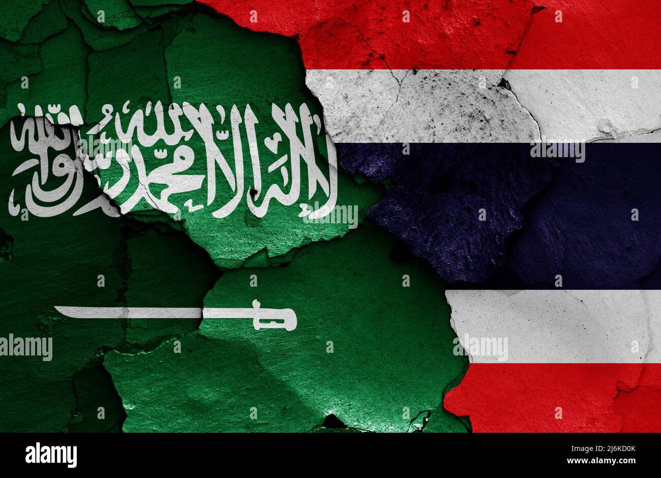 Bandiere dell'Arabia Saudita e della Thailandia dipinte su muro incrinato Foto Stock