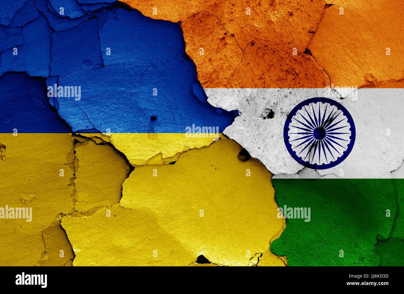 Bandiere di Ucraina e India dipinte su muro incrinato Foto Stock