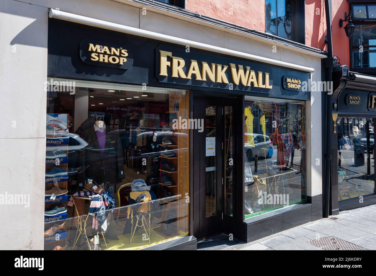 Kilkenny, Irlanda- 20 aprile 2022: Negozio di abbigliamento Frank Wall Mens a Kilkenny Irlanda. Foto Stock