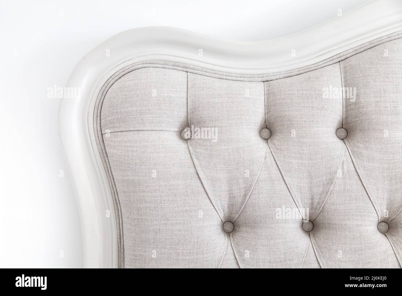 Testata letto con tappezzeria in tufting in diamante beige Foto Stock