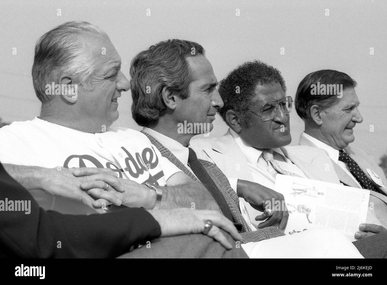 Rappresentanti dei Dodgers, da sinistra a destra: Tom Lasorda, Sandy Koufax, Don Newcombe e al Campanis, assistendo all'inaugurazione del Jackie Robinson Stadium, sede della squadra di baseball UCLA Bruins, a Westwood, CA, 1981 Foto Stock