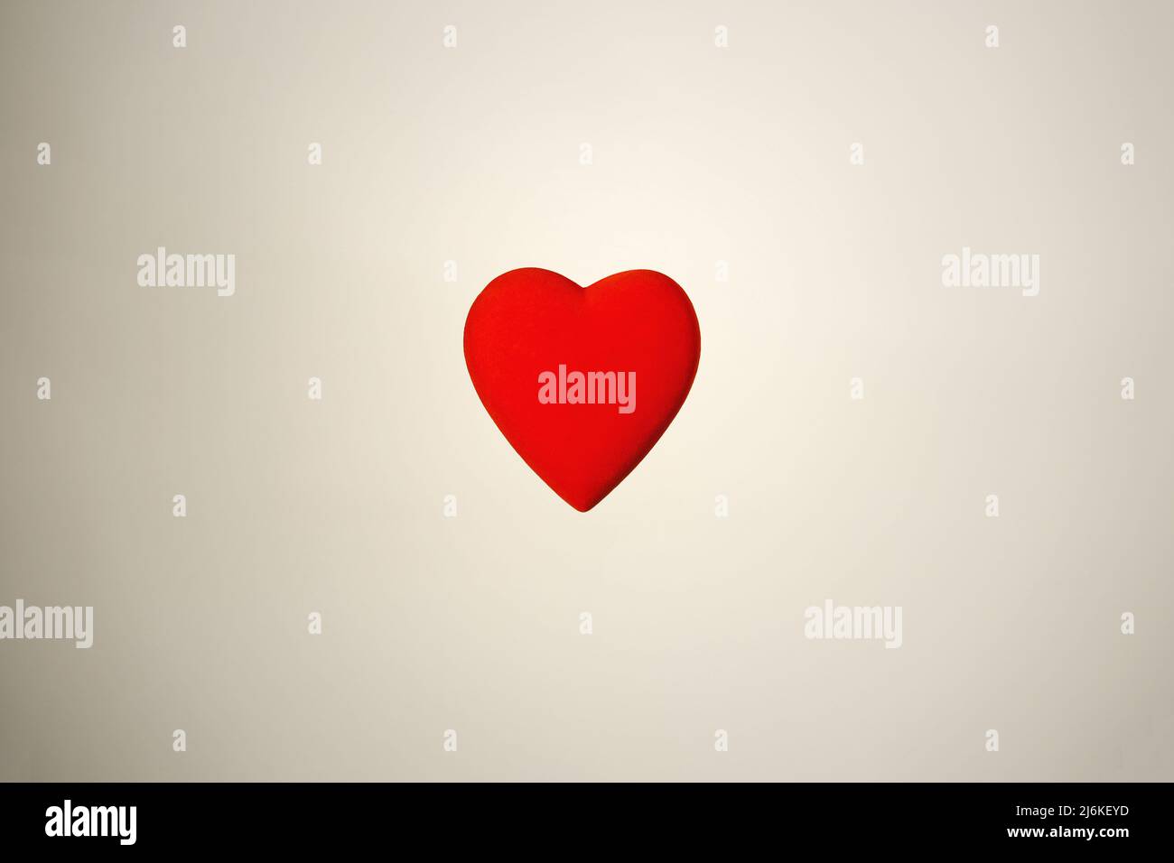 Simbolo a forma di cuore su sfondo bianco immagini e fotografie stock