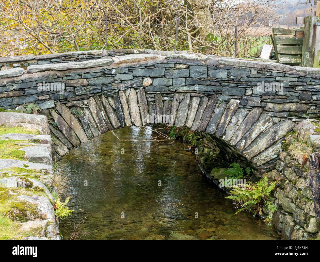 Fell Foot Bridge - un vecchio ponte ad arco segmentato singolo sul fiume Brathay, Little Langdale, English Lake District, Cumbria, Inghilterra, REGNO UNITO Foto Stock