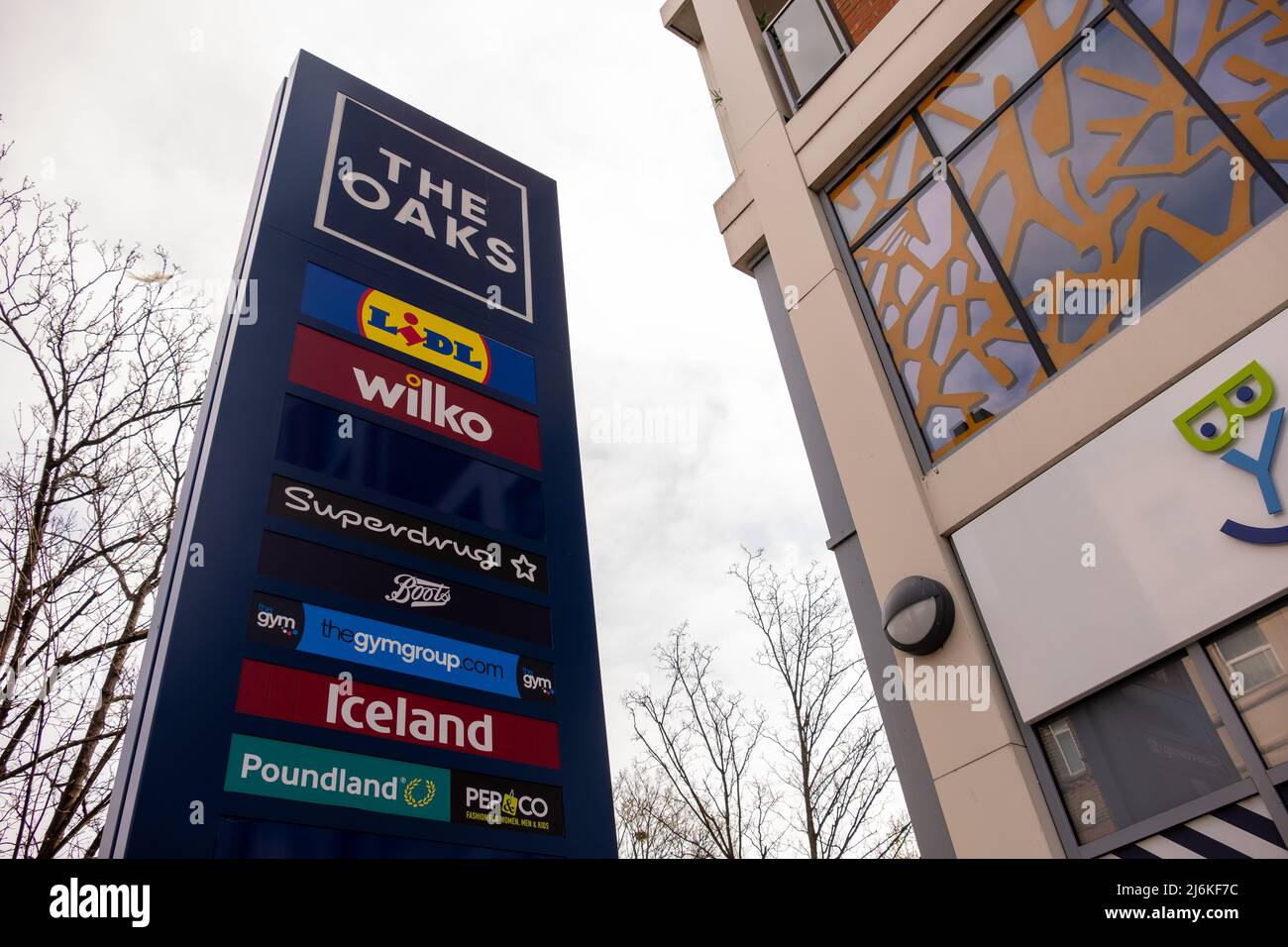 Londra- Aprile 2022: Il centro commerciale Oaks di Acton, Londra Ovest Foto Stock