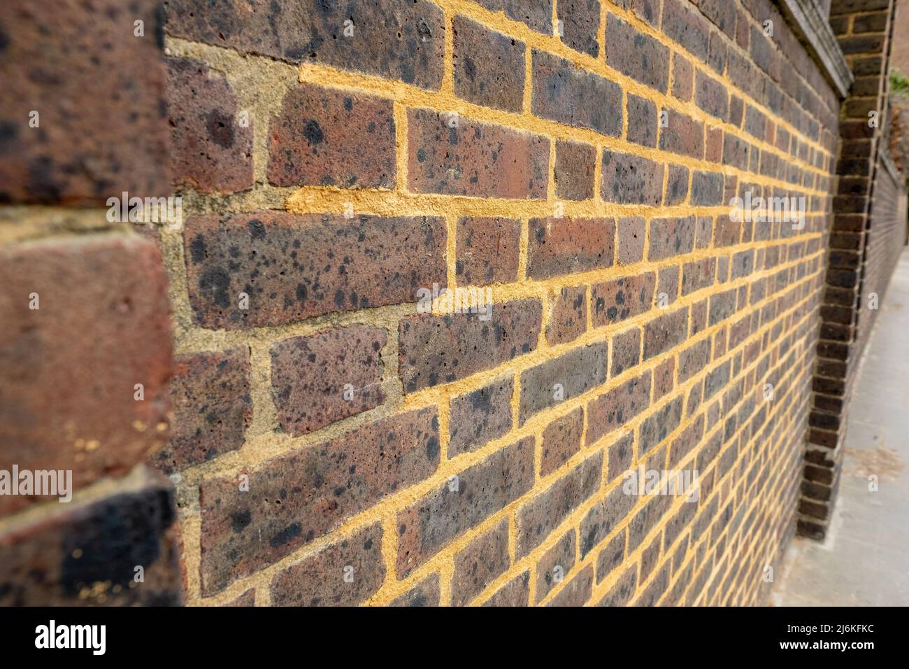 Lavoro di Repointing su un vecchio muro di mattoni con miscela di mortaio Foto Stock