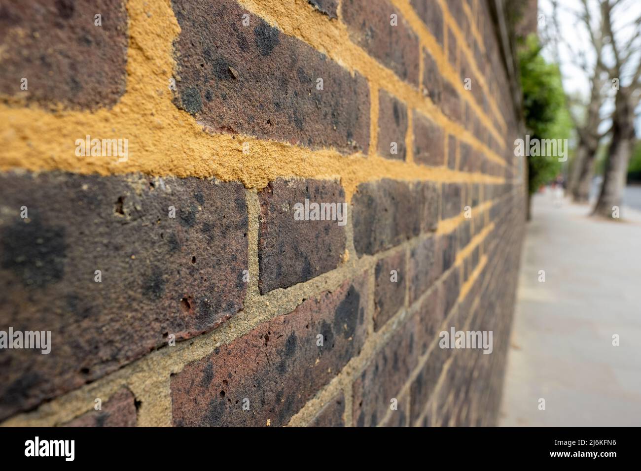 Lavoro di Repointing su un vecchio muro di mattoni con miscela di mortaio Foto Stock
