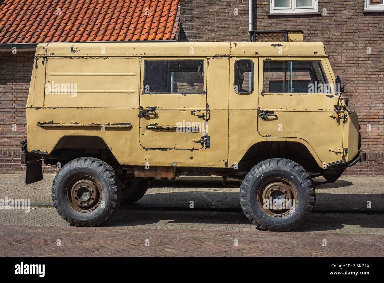 Breda, Brabante Nord, Paesi Bassi, 09.04.2022, veicolo militare d'epoca Volvo Cross Country C303 dall'anno 1977 Foto Stock
