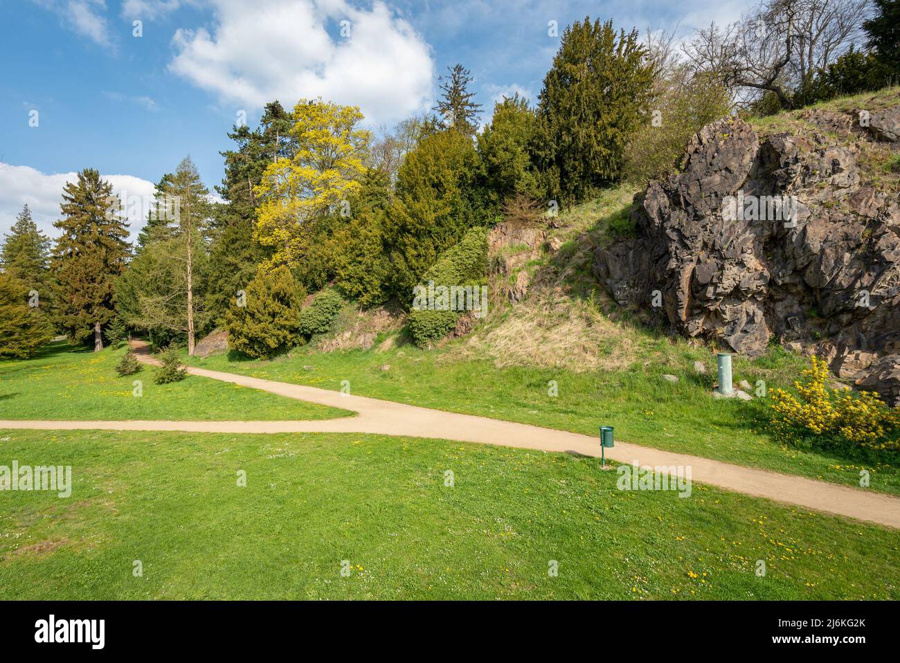 Parco del castello nella città ceca Kasterec nad Ohri con alberi esotici e il sentiero in primavera Foto Stock