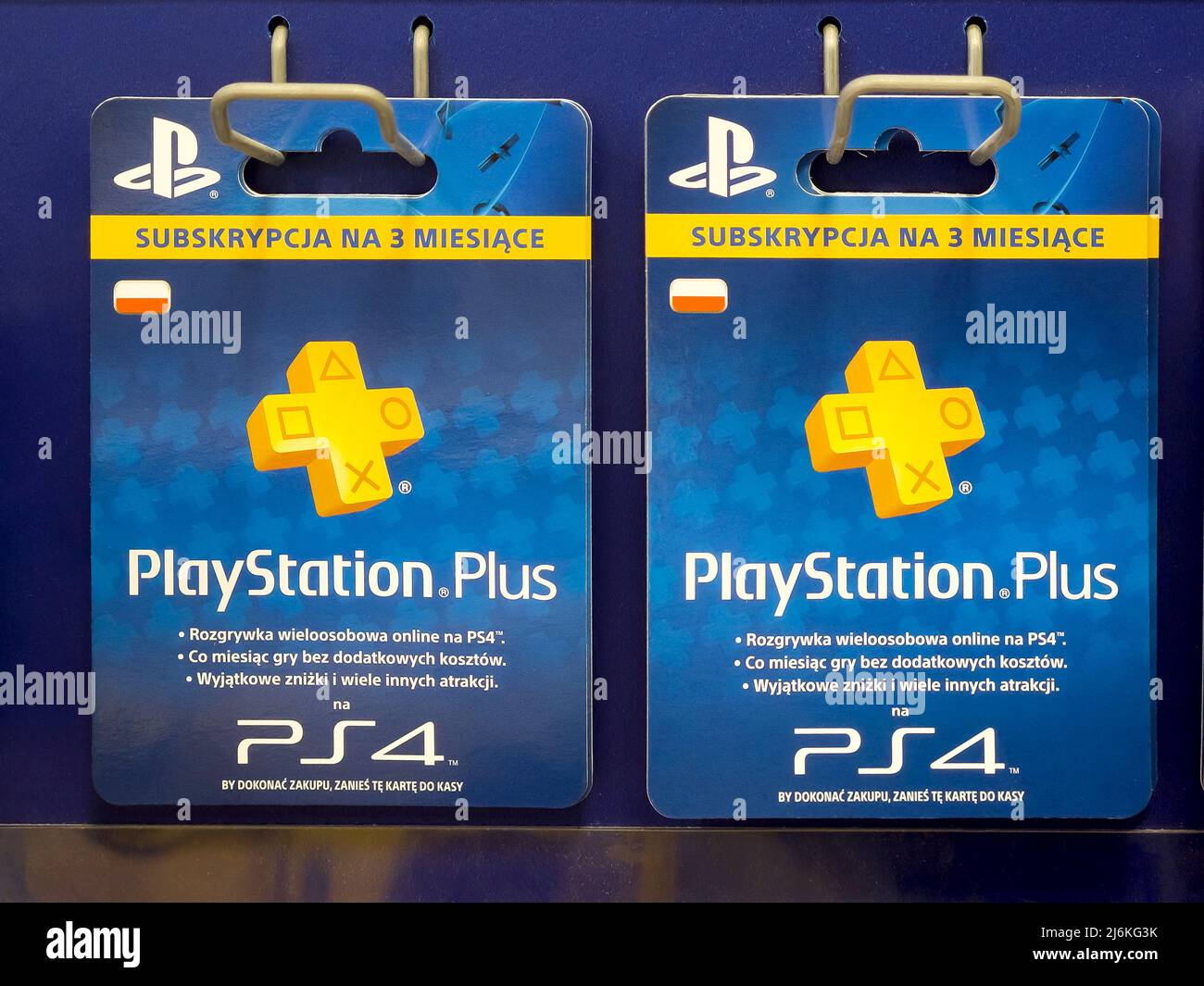 Servizio abbonamento mensile Sony PlayStation Plus PS4 carte voucher in negozio, gruppo di oggetti primo piano, nessuno. Play Station più concetto di pagamento Foto Stock