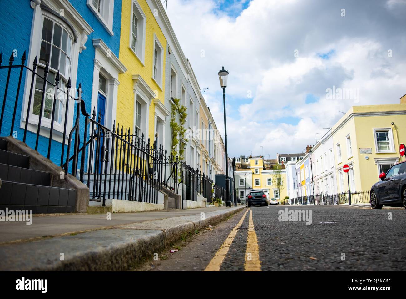 Londra -Aprile 2022: Strada colorata di case cittadine di lusso nella zona di Notting Hill nella zona ovest di Londra Foto Stock