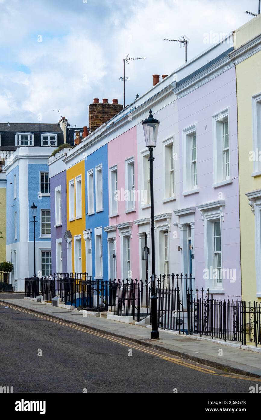 Londra -Aprile 2022: Strada colorata di case cittadine di lusso nella zona di Notting Hill nella zona ovest di Londra Foto Stock
