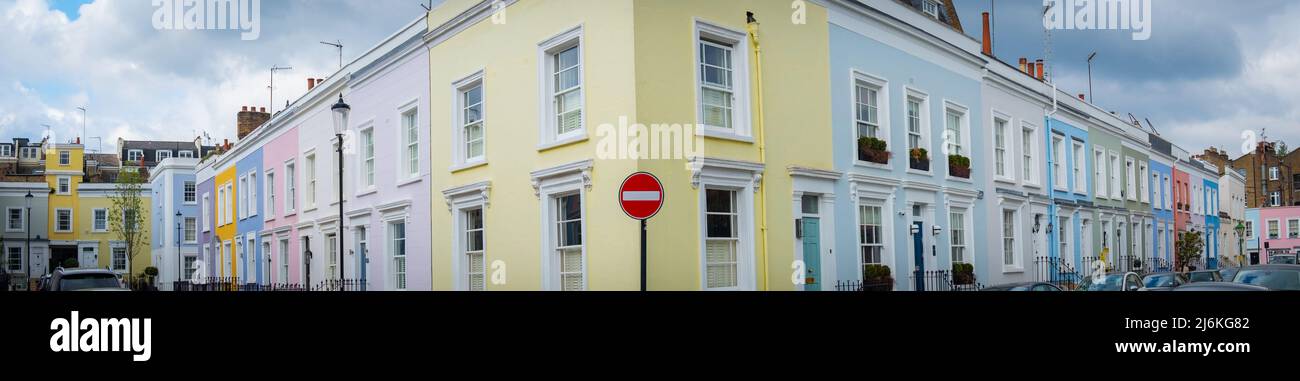 Londra -Aprile 2022: Strada colorata di case cittadine di lusso nella zona di Notting Hill nella zona ovest di Londra Foto Stock