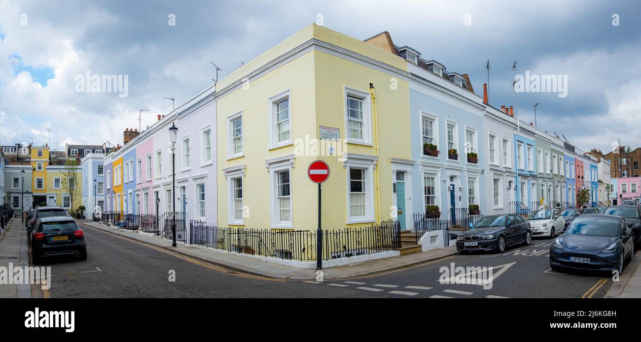 Londra -Aprile 2022: Strada colorata di case cittadine di lusso nella zona di Notting Hill nella zona ovest di Londra Foto Stock