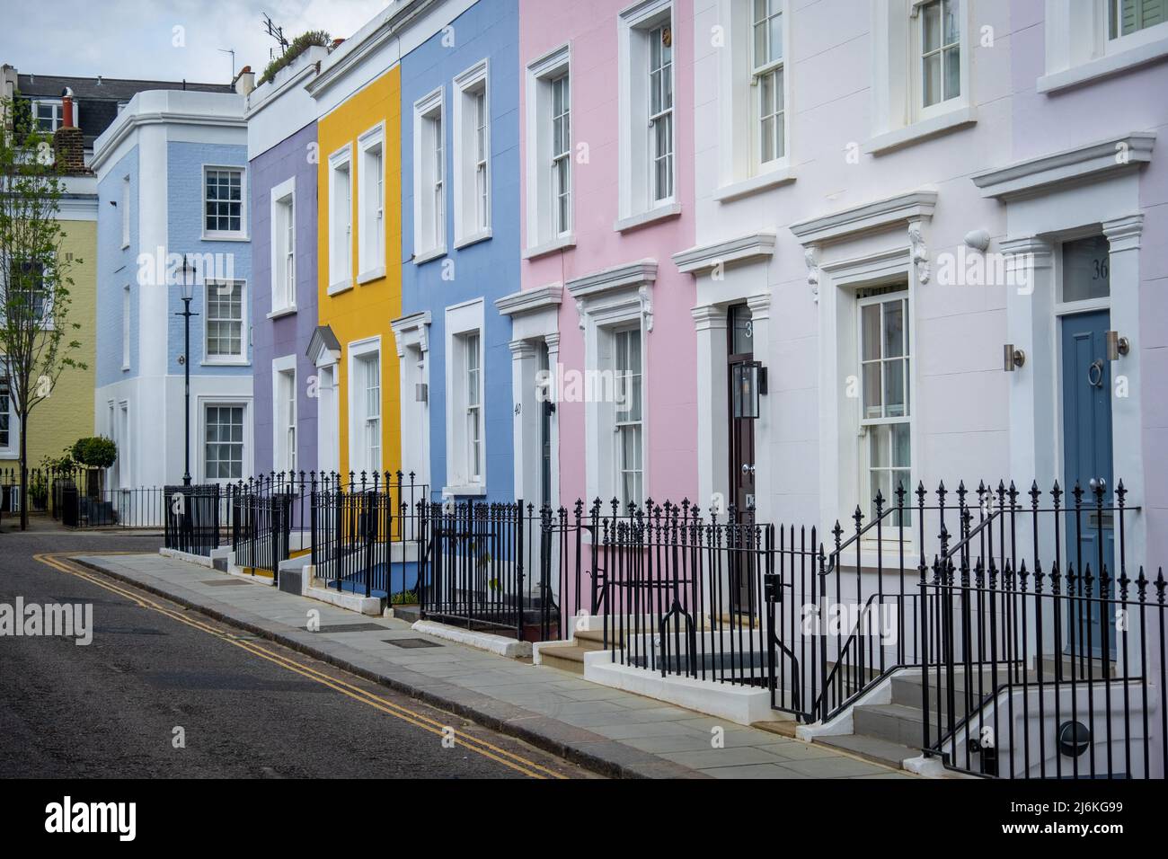 Londra -Aprile 2022: Strada colorata di case cittadine di lusso nella zona di Notting Hill nella zona ovest di Londra Foto Stock