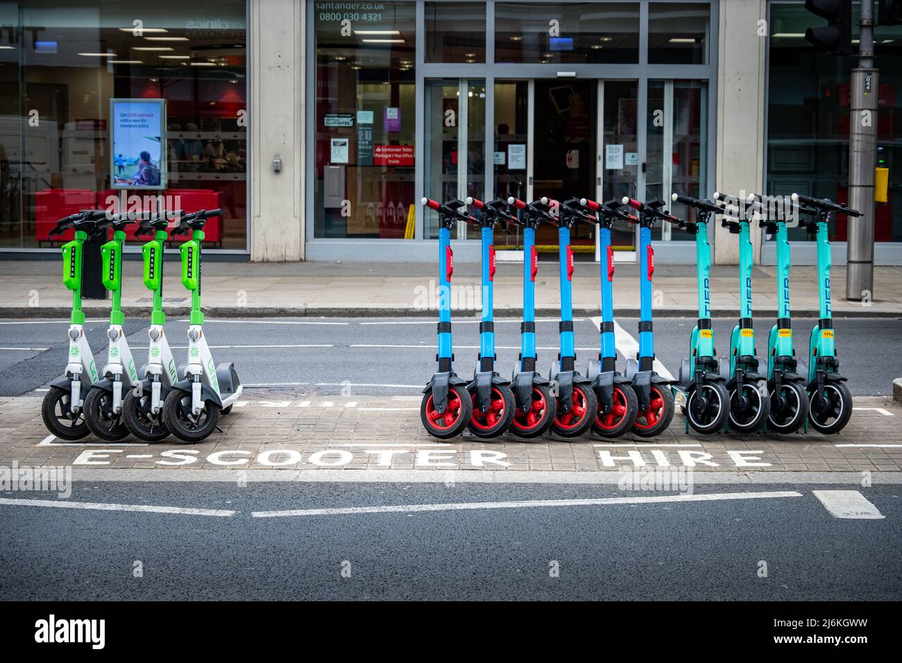 Londra, 2022 aprile: Noleggio scooter e, ordinatamente allineati in baia designata. Foto Stock