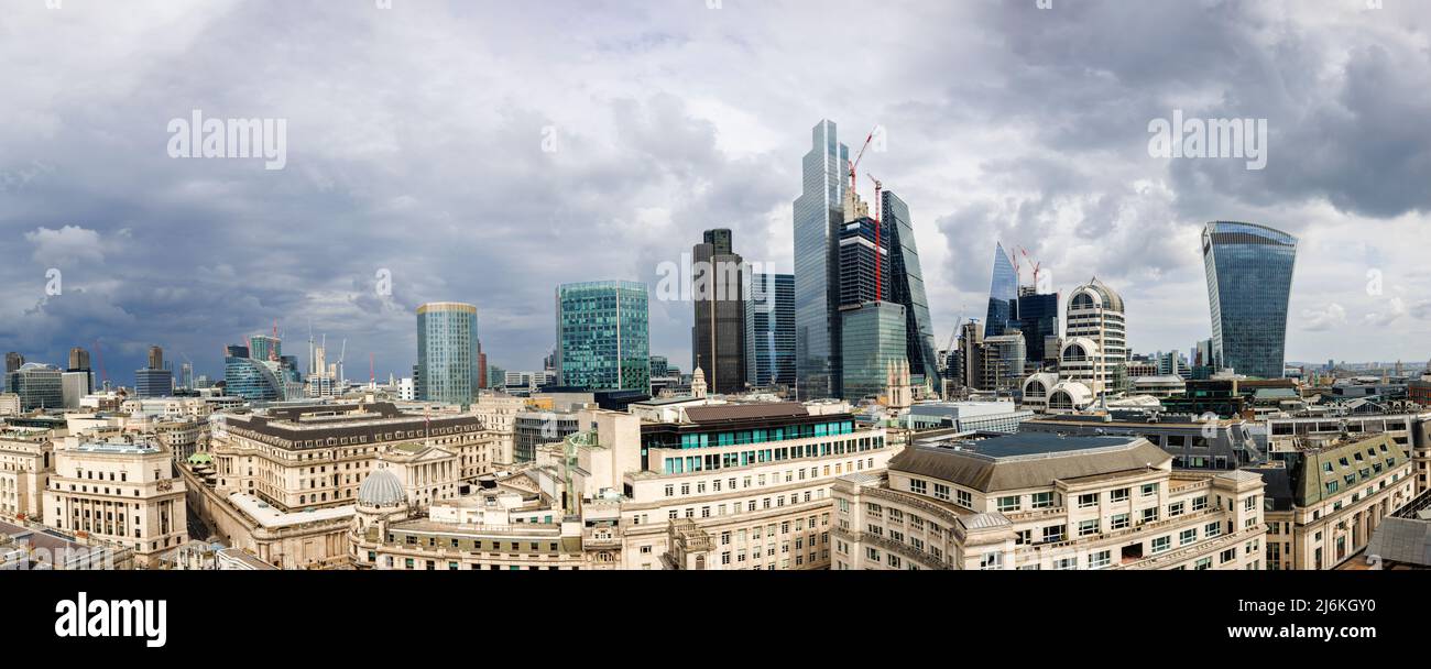 Vista panoramica a nord sui quartieri finanziari e assicurativi della città di Londra e sui grattacieli di architettura moderna e iconica con nuvole scure Foto Stock