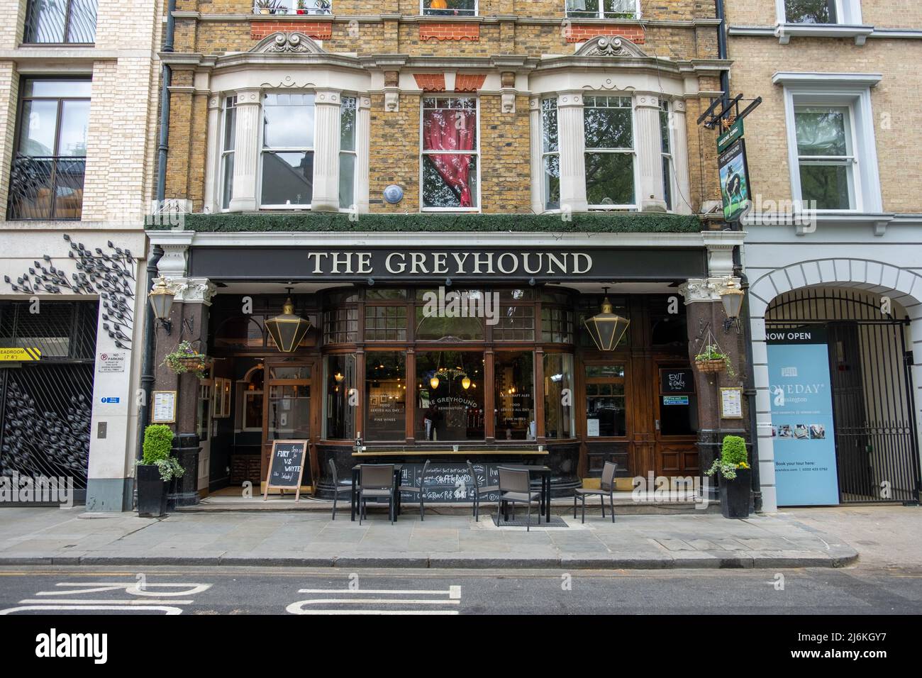 Londra, Aprile 2022: Il pub Greyhound a Kensington Square Foto Stock
