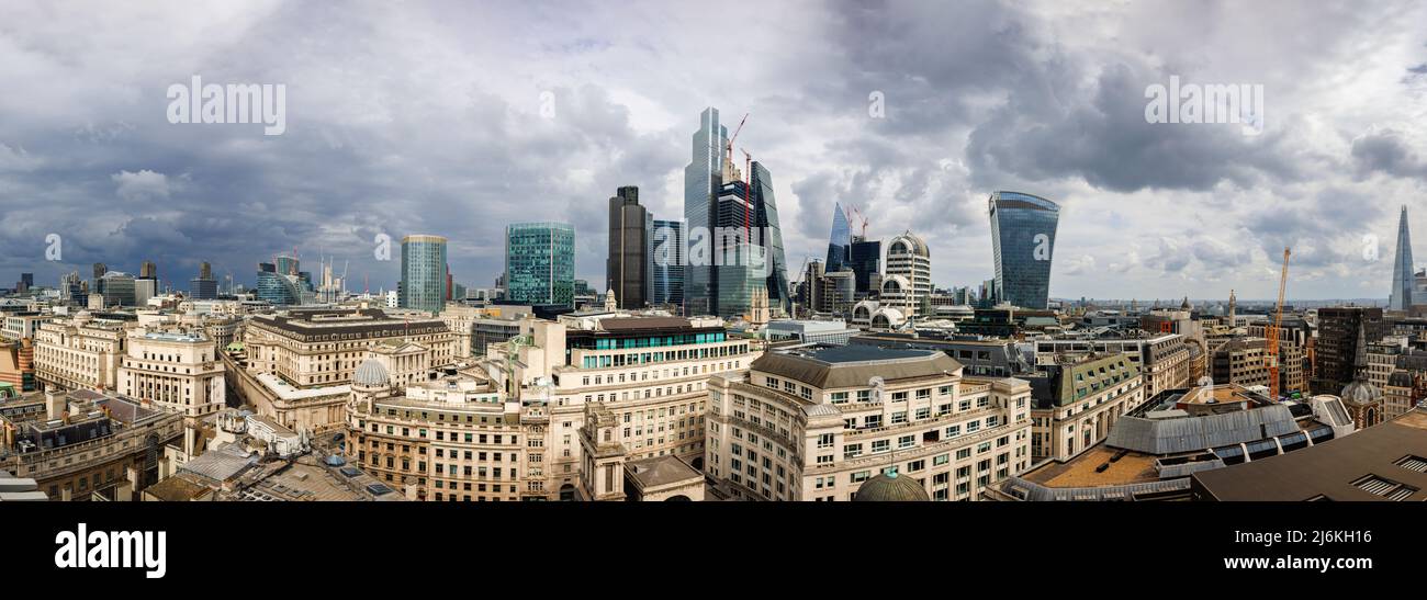 Vista panoramica a nord sui quartieri finanziari e assicurativi della città di Londra e sui grattacieli di architettura moderna e iconica con nuvole scure Foto Stock