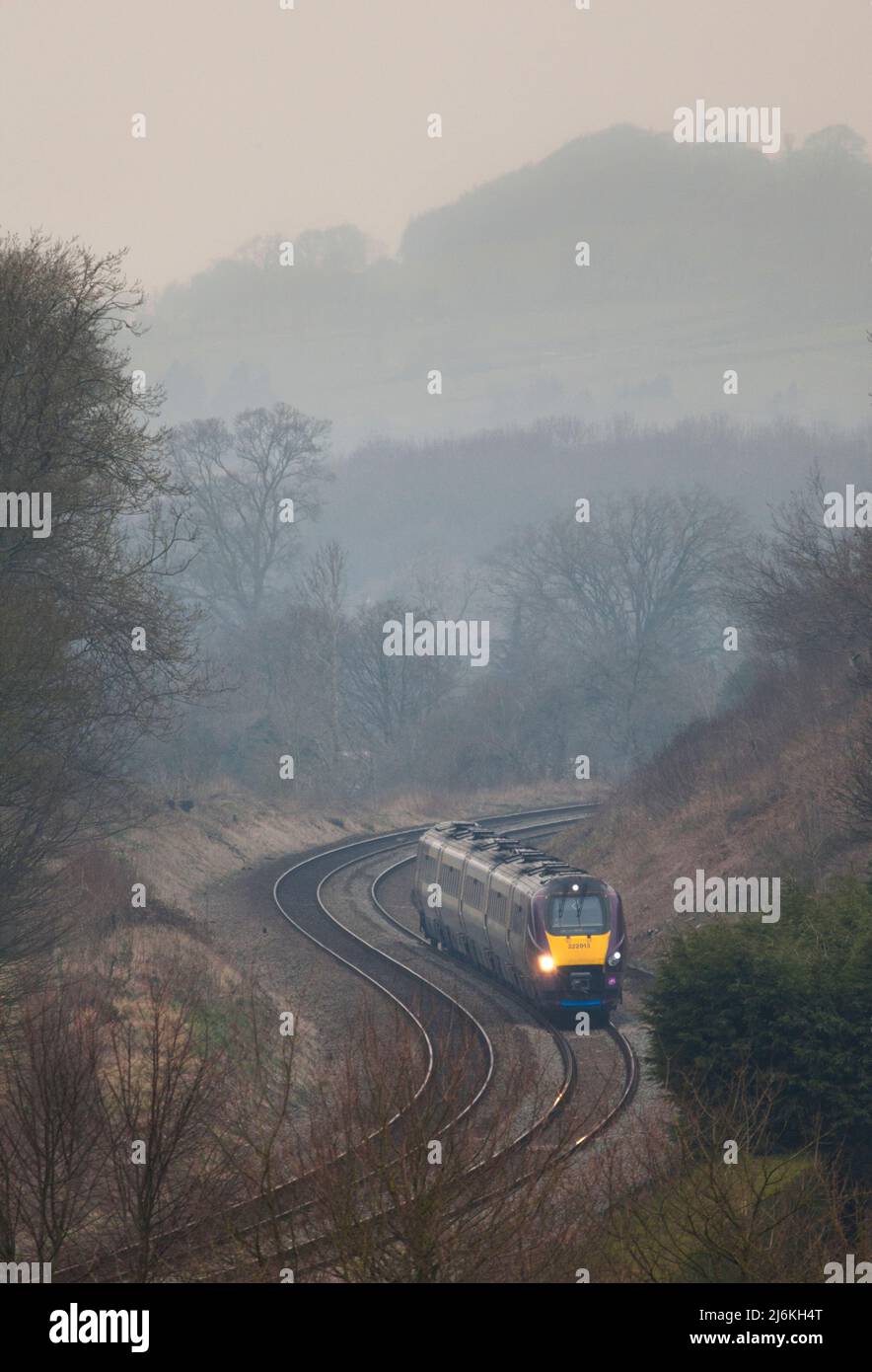 East Midlands Railway classe 222 treno diesel meridiano sulla linea principale Midland nel Derbyshire Foto Stock