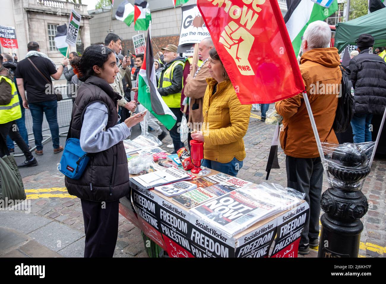 Londra- Aprile 2022: Protesta libera della Palestina / dimostrazione su Kensington High Street vicino all'ambasciata israeliana Foto Stock
