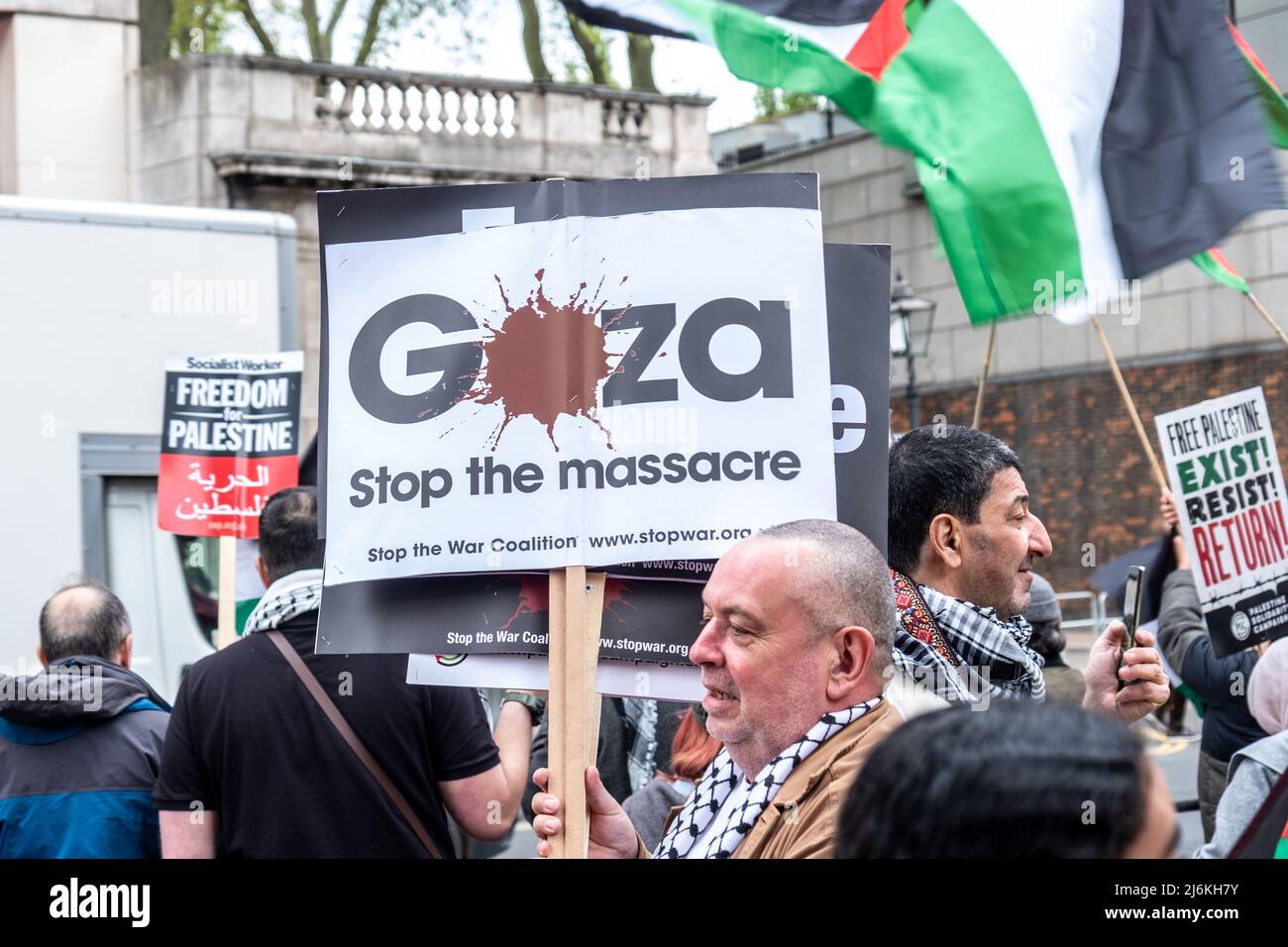 Londra- Aprile 2022: Protesta libera della Palestina / dimostrazione su Kensington High Street vicino all'ambasciata israeliana Foto Stock
