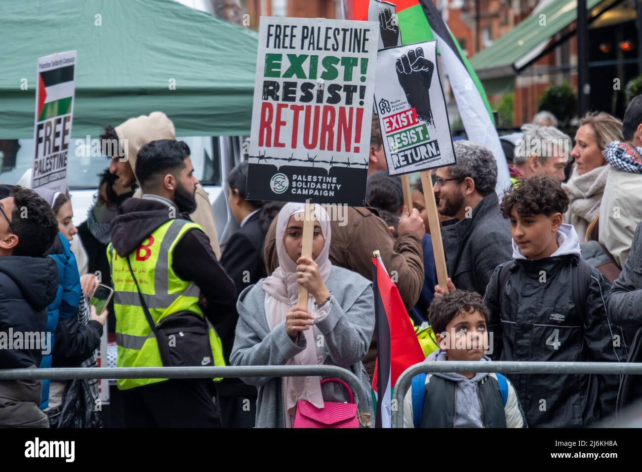 Londra- Aprile 2022: Protesta libera della Palestina / dimostrazione su Kensington High Street vicino all'ambasciata israeliana Foto Stock