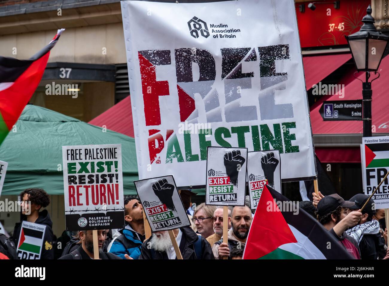 Londra- Aprile 2022: Protesta libera della Palestina / dimostrazione su Kensington High Street vicino all'ambasciata israeliana Foto Stock