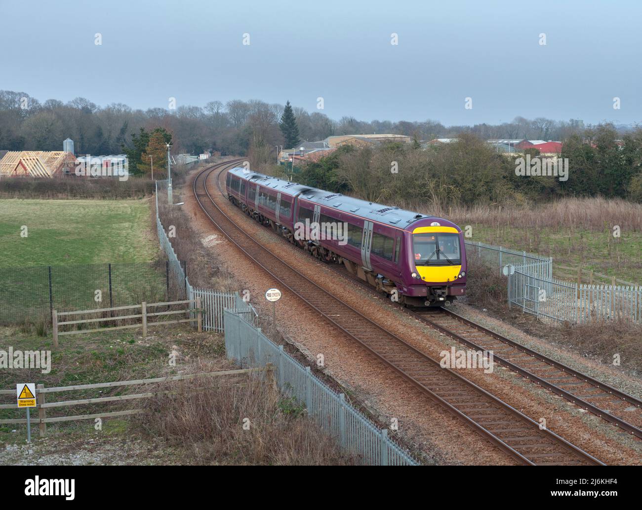 East Midlands Railway Class 170 Bombardier TurboStar train 170419 passando Mansfield sulla linea ferroviaria Robin Hood Foto Stock